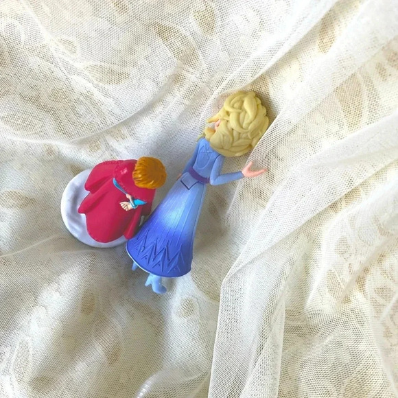 Miniature Disney Frozen Princess Elsa & Anna set of 2 toy figurines - Picture 3 of 6